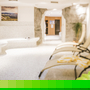 Wellnessbereich mit Liegestühlen im Wirtshaushotel Alpenrose.