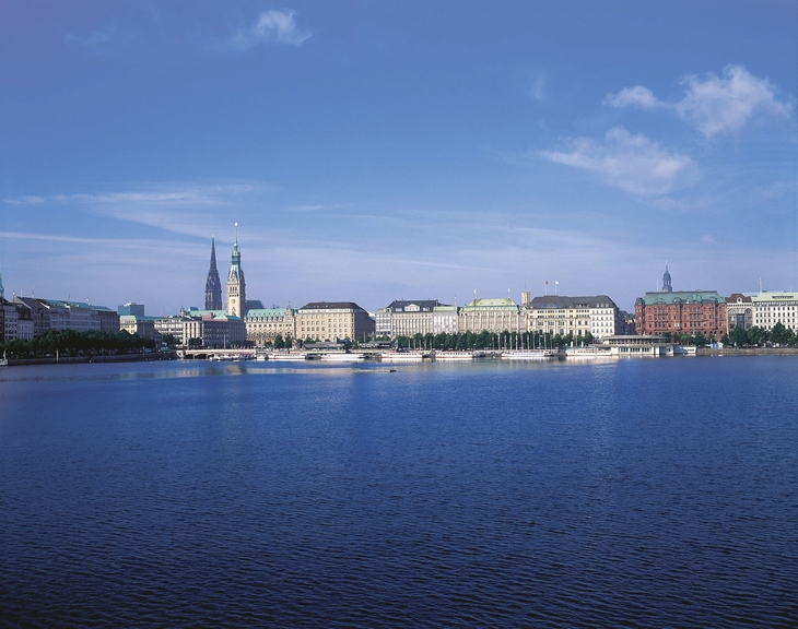 Blick auf die Skyline von Hamburg mit Binnenalster im Vordergrund.