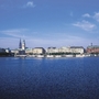 Blick auf die Skyline von Hamburg mit Binnenalster im Vordergrund.