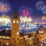 Feuerwerk über dem Hamburger Hafen bei Nacht.
