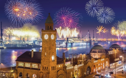Feuerwerk über dem Hamburger Hafen bei Nacht.