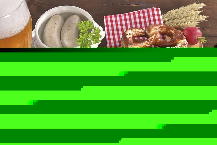 Weißwürste mit Brezen, Senf und Bier auf Holztisch serviert.