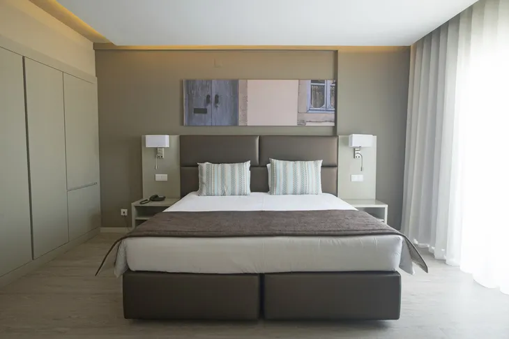 Standardzimmer mit Doppelbett im Hotel Maria Nova, Algarve.