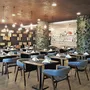 Modernes Restaurant mit Holzmöbeln und Wanddekoration im Hotel Maria Nova an der Algarve.