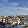 Stadtpanorama von Tavira, Portugal, mit blauen Himmel und weißen Gebäuden.