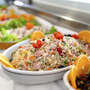 Buffet mit Reissalat und dekorativ angerichteten Orangenscheiben