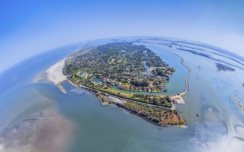 Luftaufnahme der Insel Isola di Albarella mit Küstenlinie und Wasserwegen