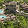 Luftaufnahme von Ferienwohnungen mit Pool und grüner Anlage in Peschiera del Garda.