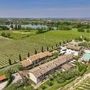 Luftaufnahme von La Bertoletta Village mit Pool und umliegenden Weinbergen.