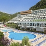 Außenansicht des Hotel Narcis mit Pool und umliegender Landschaft in Rabac, Kroatien.