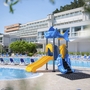 Spielplatz mit Rutsche am Pool des Hotels Narcis in Rabac, Kroatien.