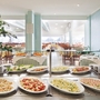 Buffet mit verschiedenen Speisen im Restaurant des Hotel Narcis in Rabac.