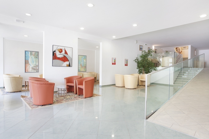 Helle Lobby des Hotel Narcis mit Sitzgelegenheiten und Pflanzen.