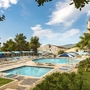 Außenpool mit Liegestühlen und Sonnenschirmen im Rabac Sunny Hotel & Residence.