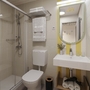 Modernes Badezimmer mit Dusche, WC und Waschbecken im Rabac Sunny Hotel & Residence
