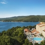 Luftaufnahme von Rabac Sunny Hotel & Residence mit Pool und Meerblick.