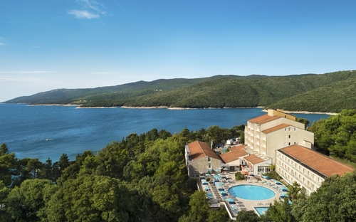 Luftaufnahme von Rabac Sunny Hotel & Residence mit Pool und Meerblick.