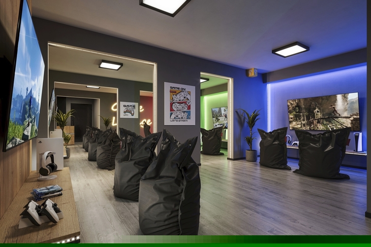 Spielzimmer mit Sitzsäcken und großen Bildschirmen im Rabac Sunny Hotel & Residence.
