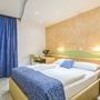 Standardzimmer mit Doppelbett, Nachttischen und Schreibtisch im Hotel Hedera, Rabac.