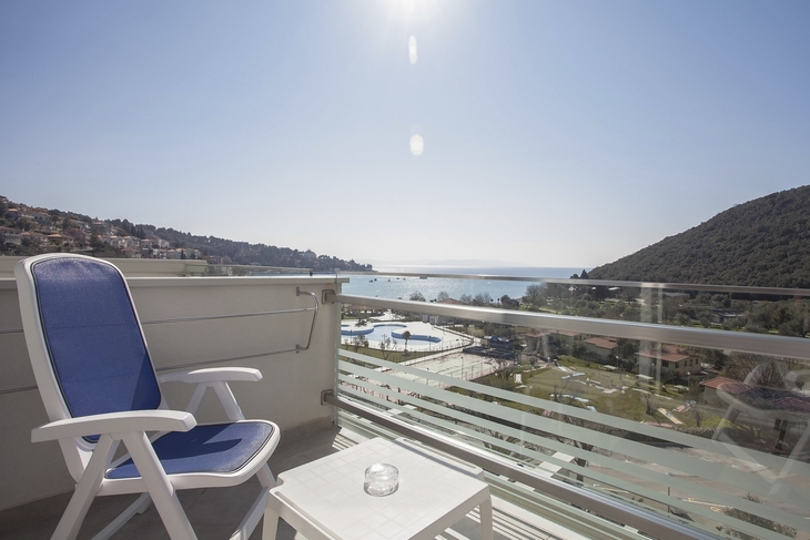 Blick von einem Balkon auf das Meer und die umliegende Landschaft in Rabac, Kroatien.