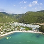 Luftaufnahme des Hotel Mimosa Lido Palace in Rabac mit umliegender Küstenlandschaft.