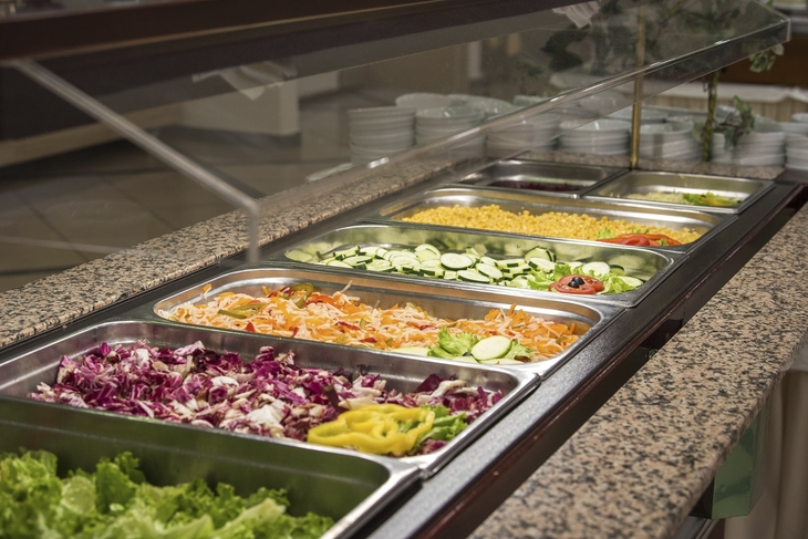 Salatbuffet mit verschiedenen Gemüsesorten in einem Hotelrestaurant.