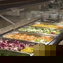 Salatbuffet mit verschiedenen Gemüsesorten in einem Hotelrestaurant.