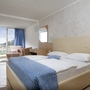 Hotelzimmer mit Doppelbett, Balkon und Meerblick in Rabac, Kroatien.