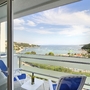 Balkon mit Meerblick, Tisch, zwei Stühle im Hotel Mimosa, Rabac.