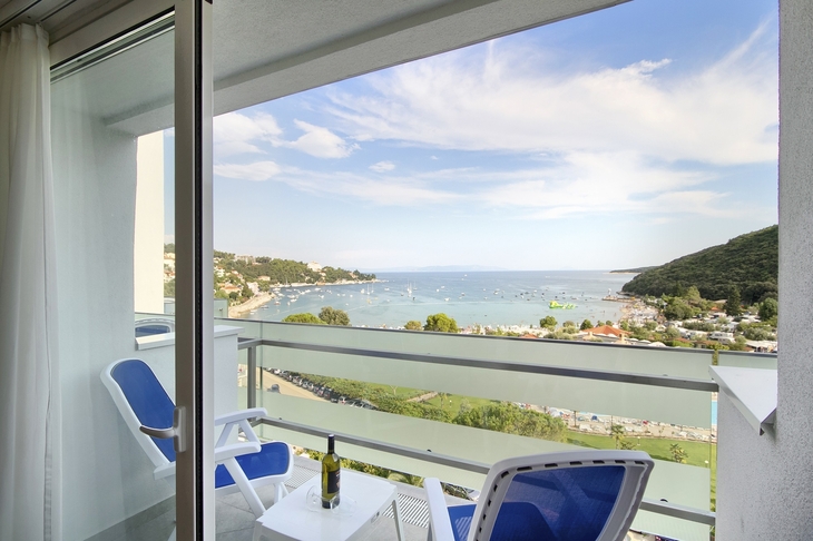Balkon mit Meerblick, Tisch, zwei Stühle im Hotel Mimosa, Rabac.