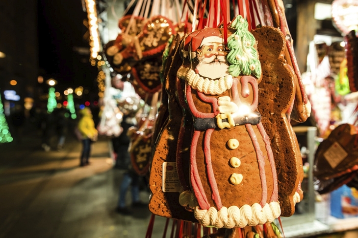 Lebkuchen in Form von Weihnachtsmännern auf einem festlichen Weihnachtsmarkt.