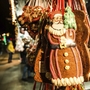 Lebkuchen in Form von Weihnachtsmännern auf einem festlichen Weihnachtsmarkt.
