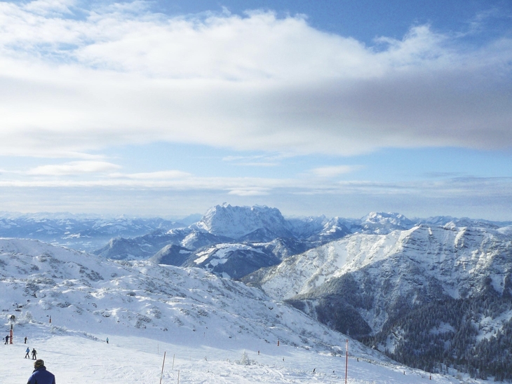 Schneebedeckte Alpenlandschaft mit Berg im Hintergrund.
