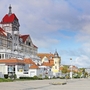 Strandpromenade in Kühlungsborn mit eindrucksvollen Gebäuden und blauem Himmel.