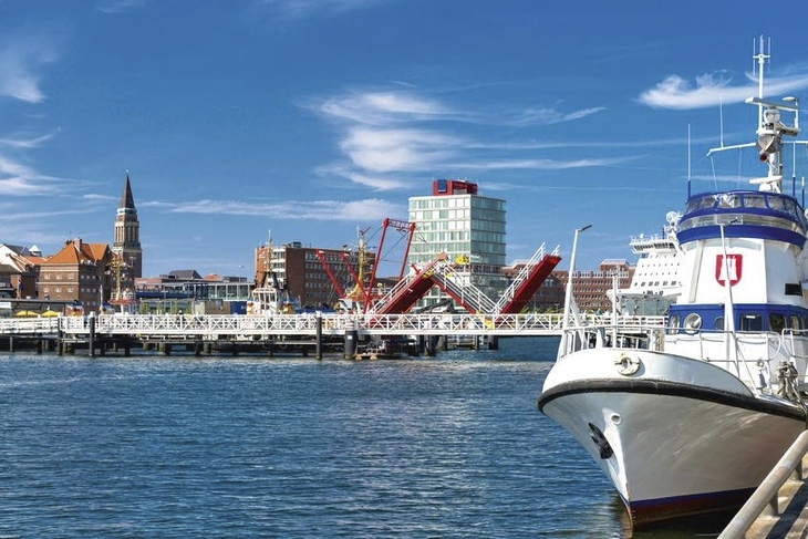 Klappbrücke in Kiel über die Hörn, im Hintergrund Stadtansicht und ein Schiff im Vordergrund.
