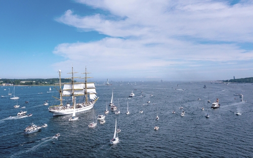 Segelschiff Gorch Fock und Boote bei der Kieler Woche auf der Ostsee