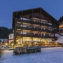 Alpenresidenz in Berchtesgaden im Schnee, beleuchtet bei Dämmerung.