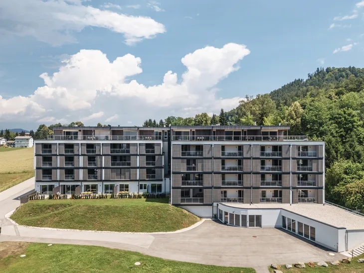 Mehrstöckiges Resort-Gebäude bei sonnigem Wetter in St. Kanzian, Österreich.