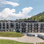 Mehrstöckiges Resort-Gebäude bei sonnigem Wetter in St. Kanzian, Österreich.