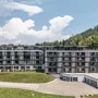 Mehrstöckiges Resort-Gebäude bei sonnigem Wetter in St. Kanzian, Österreich.