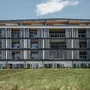 Gebäude des See-Strand Resorts am Klopeiner See in St. Kanzian, Österreich.