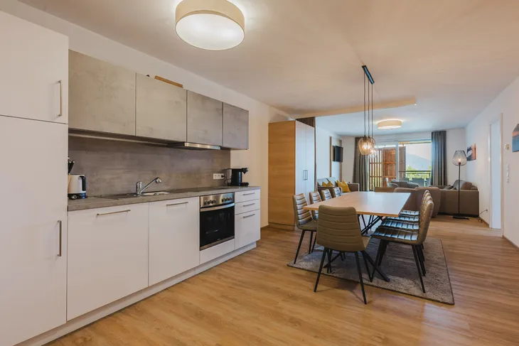 Modern eingerichtete Ferienwohnung mit Küche und Essbereich.