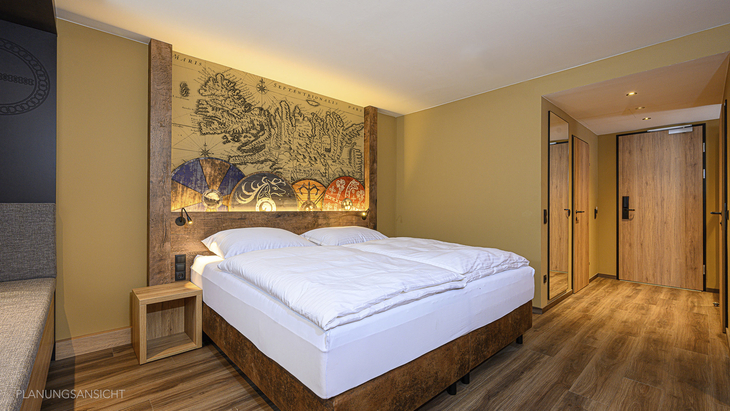Superiorzimmer mit Doppelbett, Holzboden und dekorativer Wandkunst.