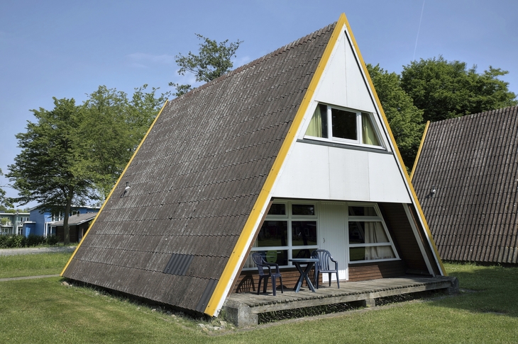 Nurdachhaus mit Terrasse und Gartenmöbeln an der Ostsee in Damp.