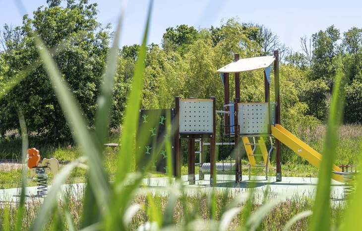 Spielplatz mit Rutsche und Klettergerüst im Freien.