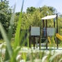 Spielplatz mit Rutsche und Klettergerüst im Freien.