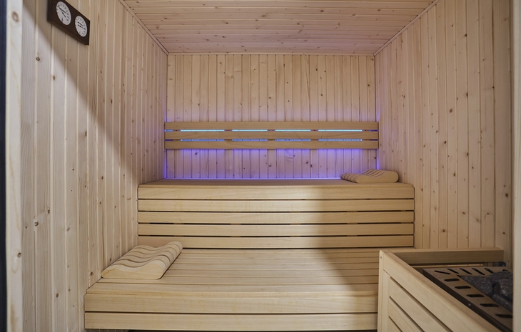 Sauna mit Holzwänden und zwei Liegeflächen.