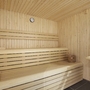Holzsauna mit Sitzbänken und Saunaofen.