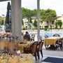 Frühstücksbereich mit Blick auf den Pool in einer Ferienanlage.