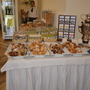 Frühstücksbuffet mit Gebäck und Getränken im Hotelrestaurant.